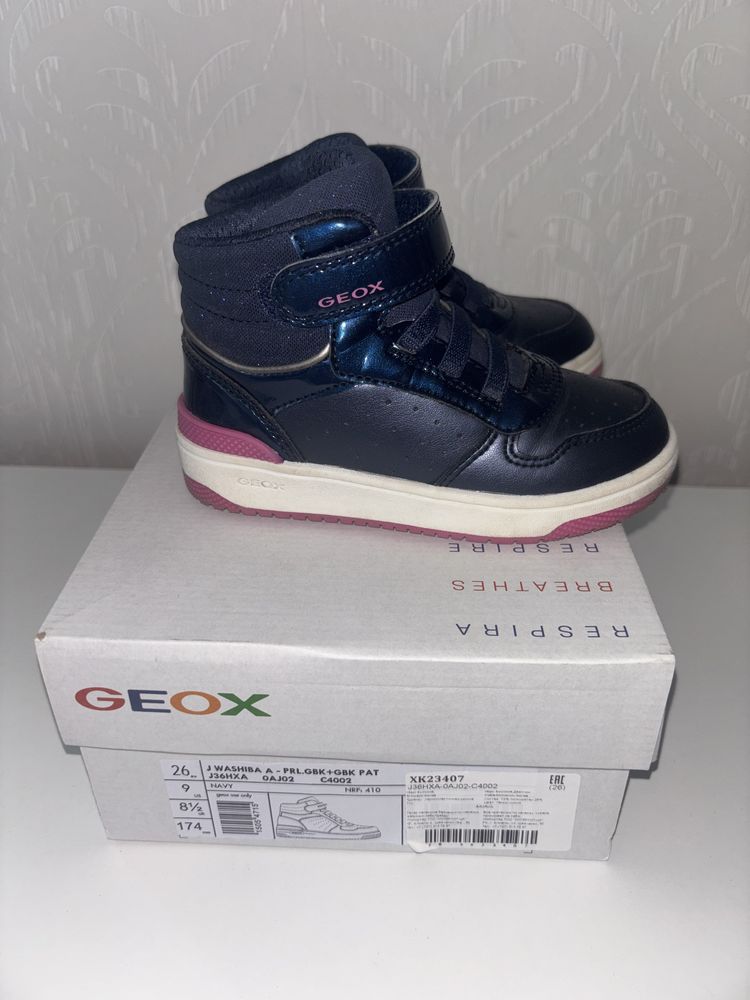 Продам осенние ботинки для девочки Geox