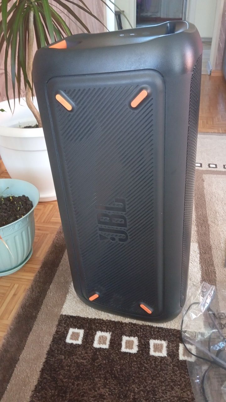 Продам колонку JBL Party Box 300 или обменяю на Яндексстанцию с Алисой