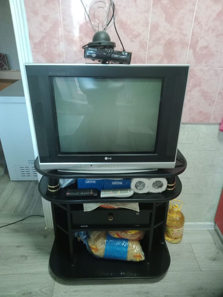 Телевизор с подставкой