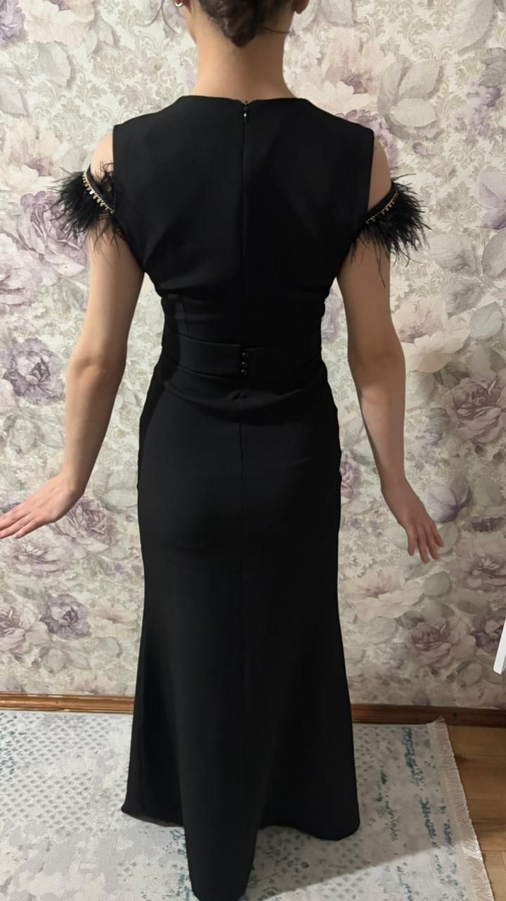 Чёрное длинное платье