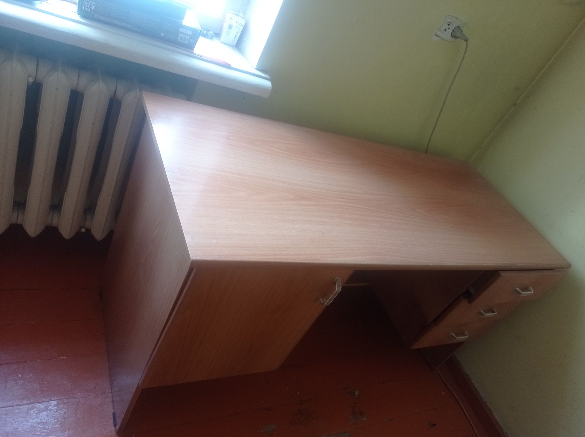 Продается стол письменный