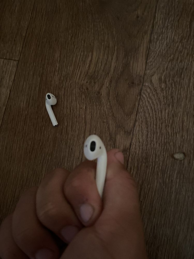 AirPods 2 поколение заряд коробка есть плюс подарок чехол без царапин.