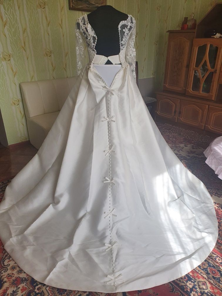 Продам очень красивое свадебное платье.!Цвет шампань