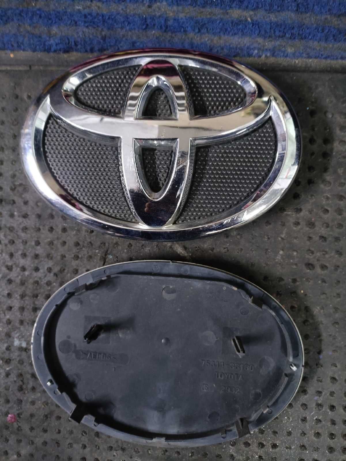 Продам оригинальную эмблему от Toyota Camry 40