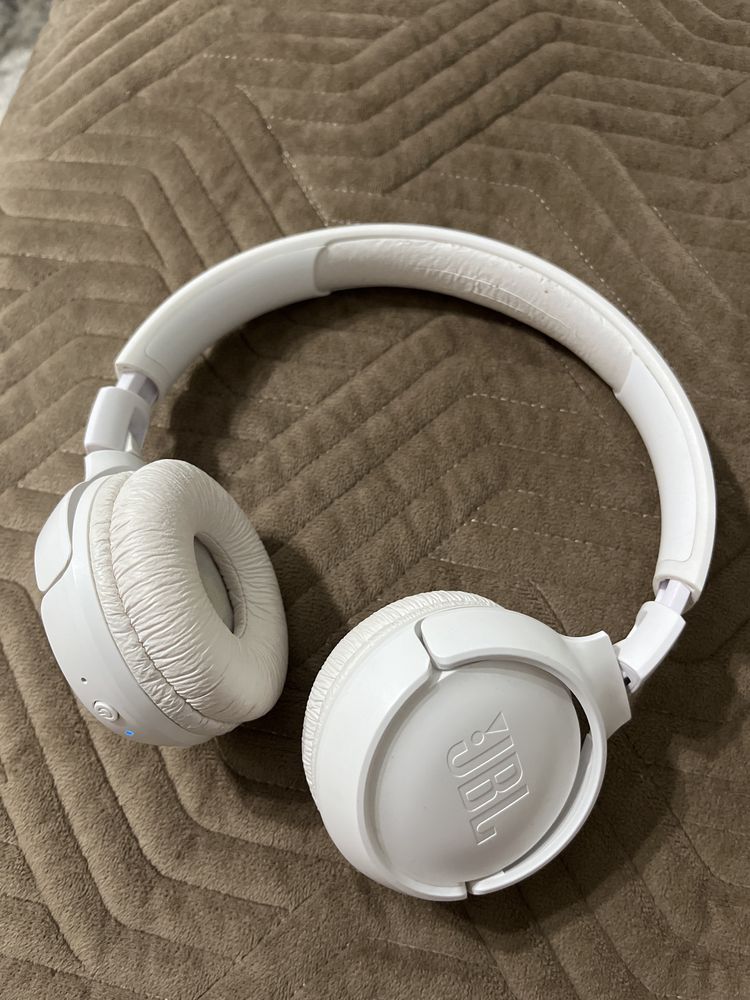 JBL наушник белый, отлично работает, идеально издает звуки, тема короч