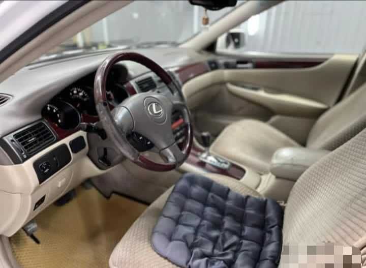 Машина в хорошем состоянии. водитель девушка.  Lexus ES 300.