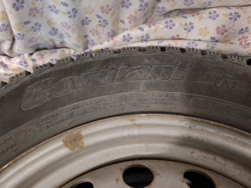 Продам зимнюю резину.