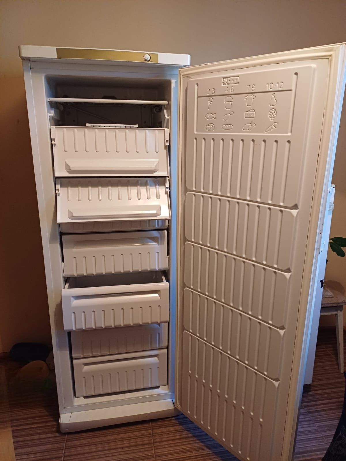 Продаётся морозильник Indesit SFR 167.002,