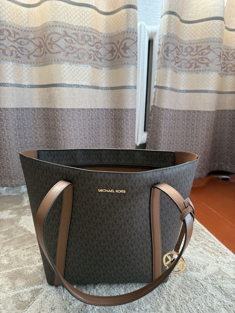 Продам оригинал сумку Michael Kors  кожа натуральная