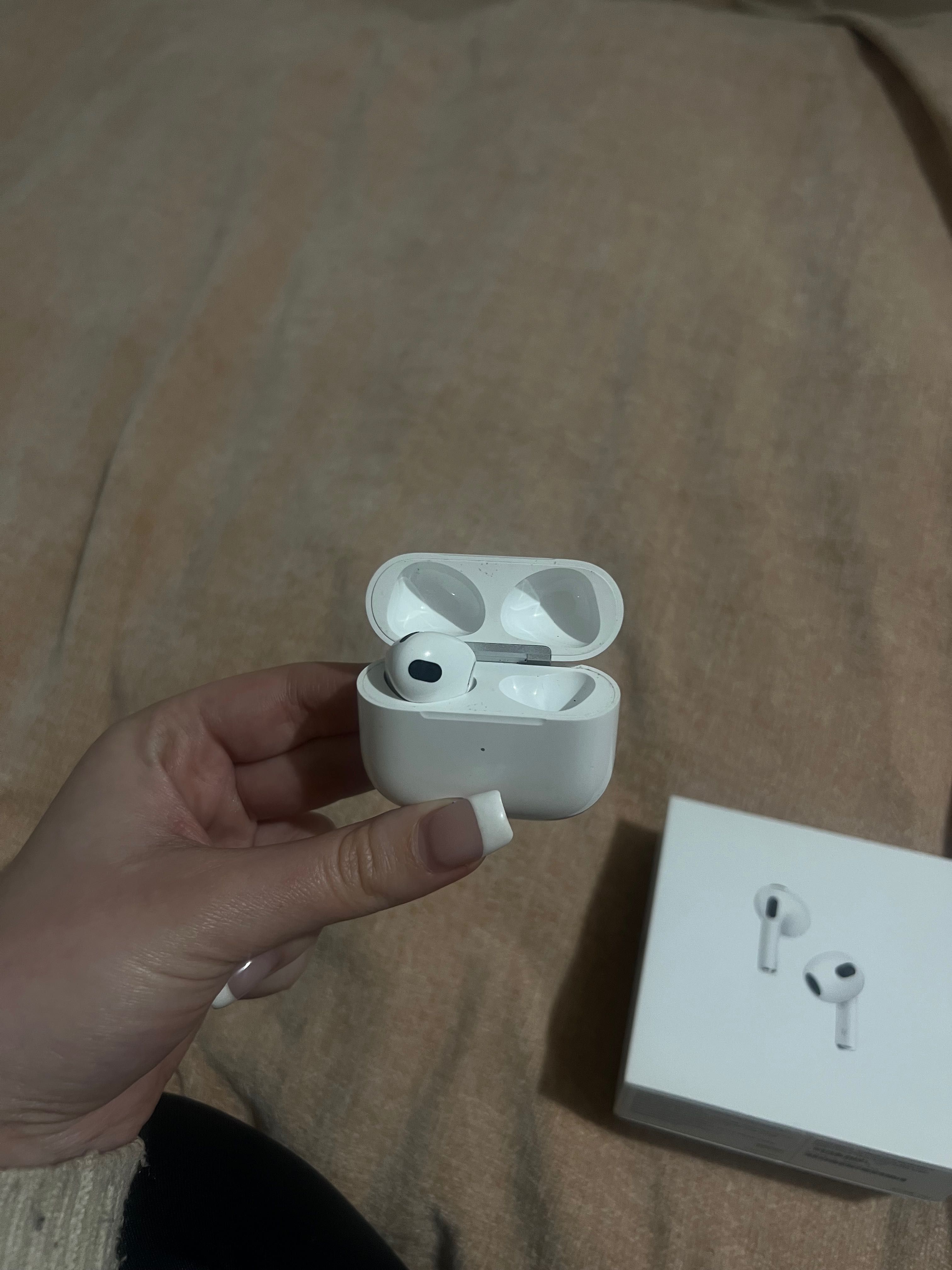 AirPods (3rd generation) 3 поколение. Кейс и левый наушник