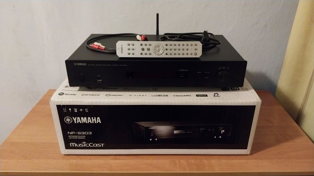 Yamaha NP-S303 Black сетевой Hi-Fi проигрыватель стример