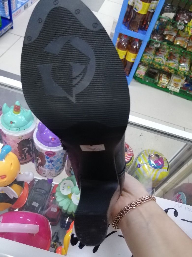 Продам женские ботинки р 38
