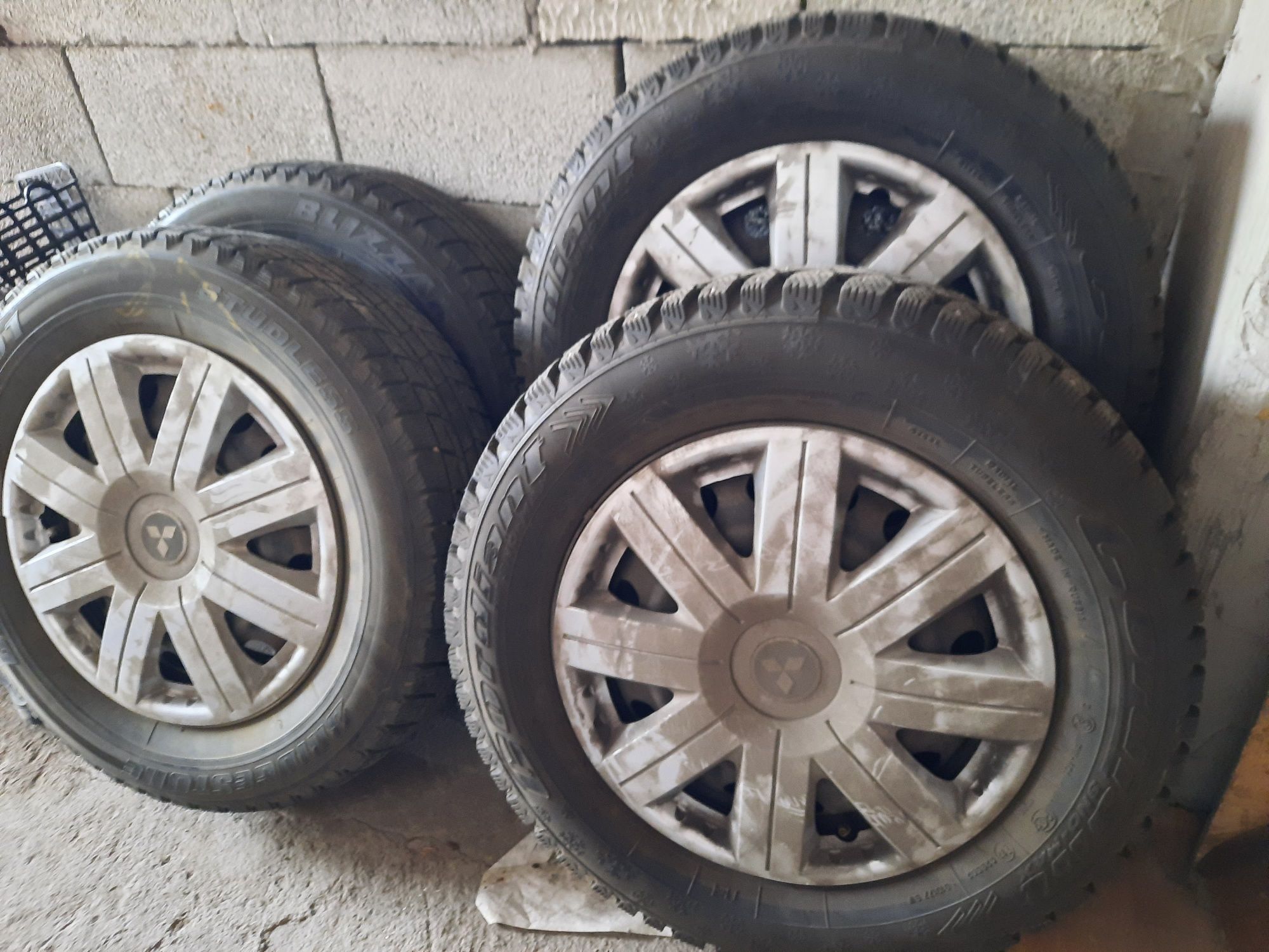 Продам зимнюю резину на седан.