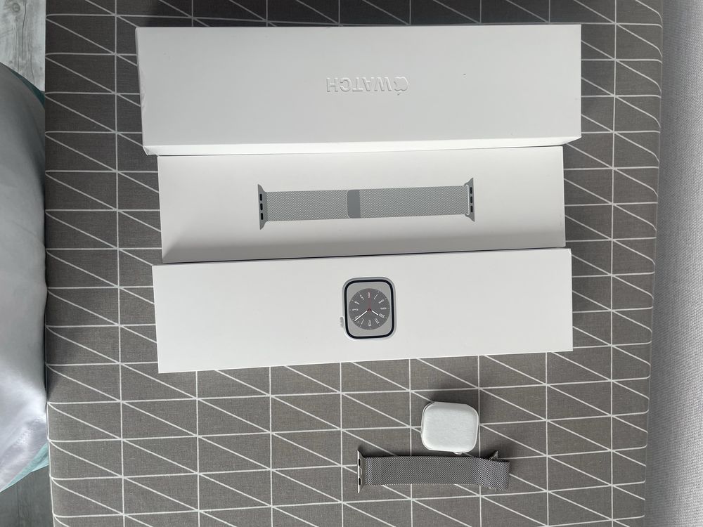 Продам  Apple Watch Series 8 41 мм Stainless Steel (срочно)