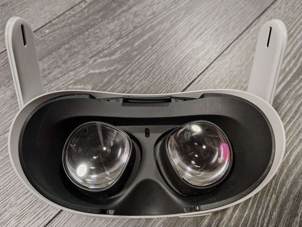 Meta Oculus Quest 2 не рабочий, на запчасти без контроллеров