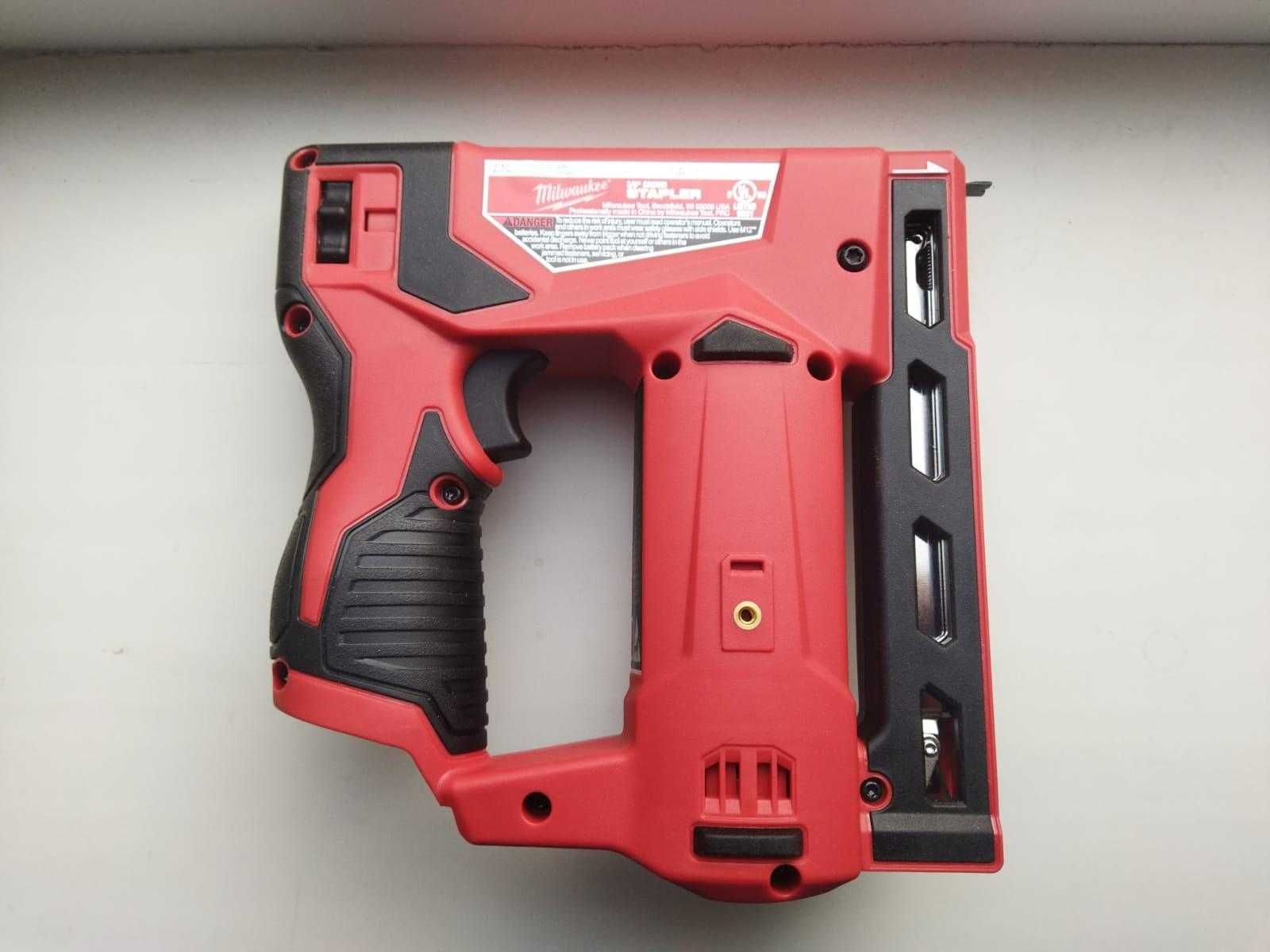 Аккумуляторный степлер Milwaukee M12 BST-0