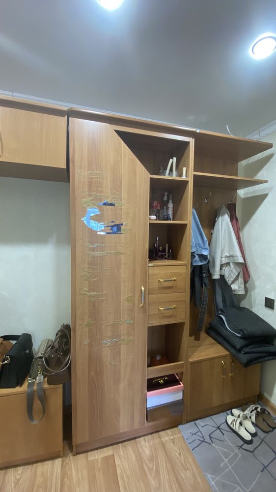 Большой шкаф для прихожки