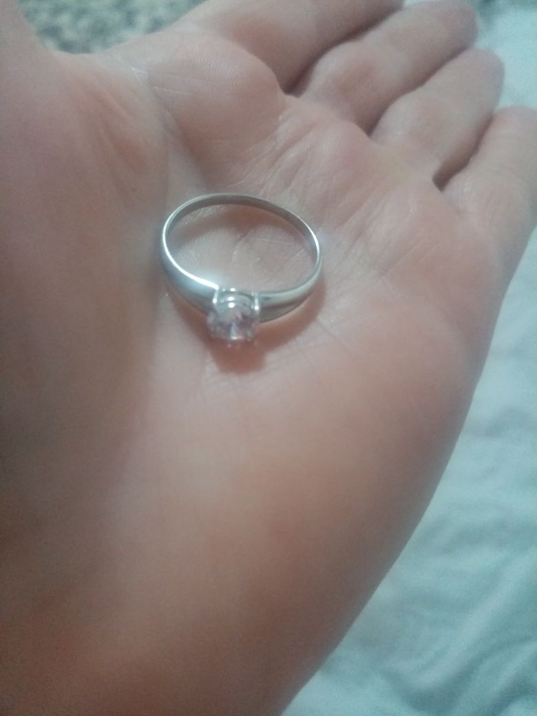 Продам 2 серебренных кольца
