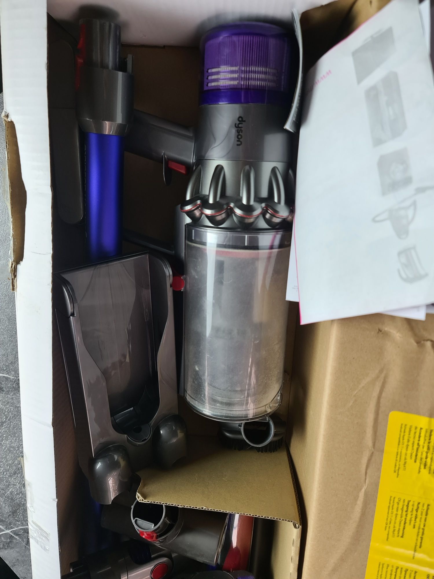 Dyson Вертикальный беспроводной пылесос Dyson V11 Absolute