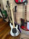 бас гитара music man stingray