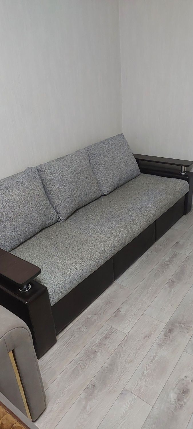 Продам диван раздвижной.
