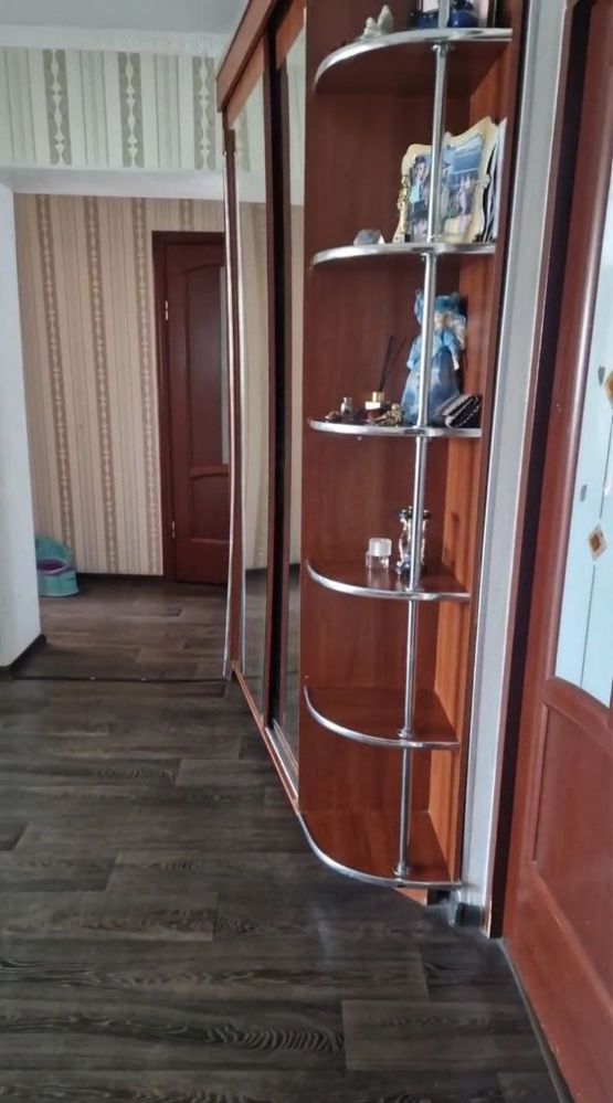 Продаю зауженный шкаф торг уместен