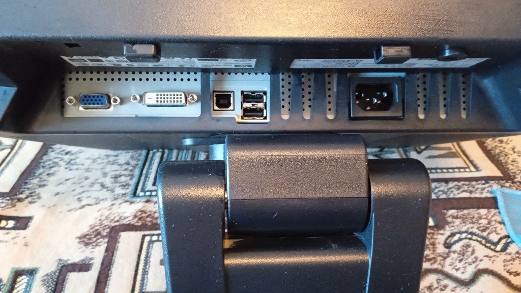 Продаю хороший монитор 19' с USB портами