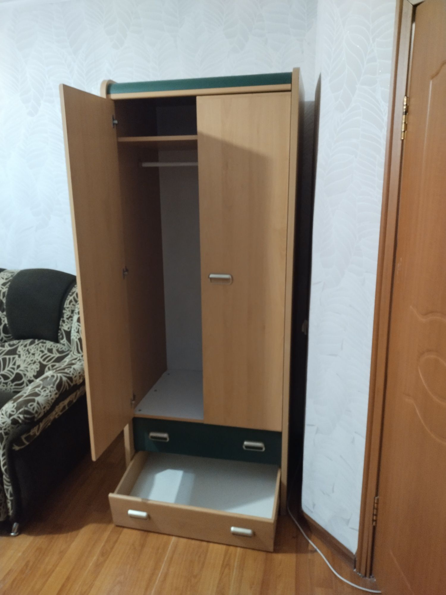 Продам диван и шкаф