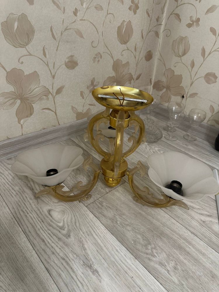Продается трехрожковую люстру