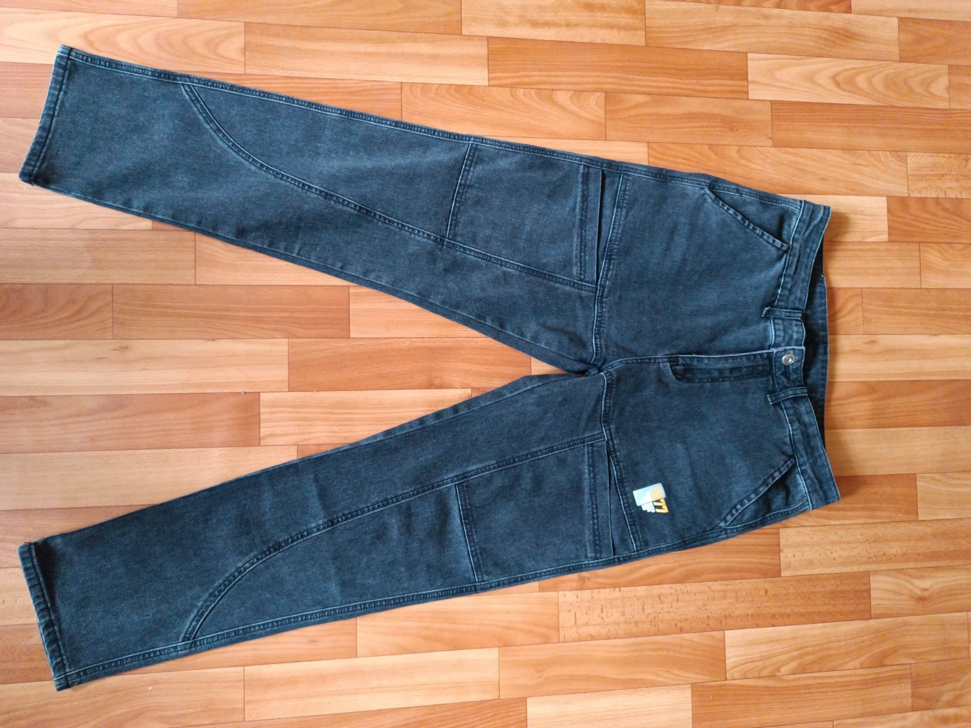 Продам новые черные джинсы 34 размер