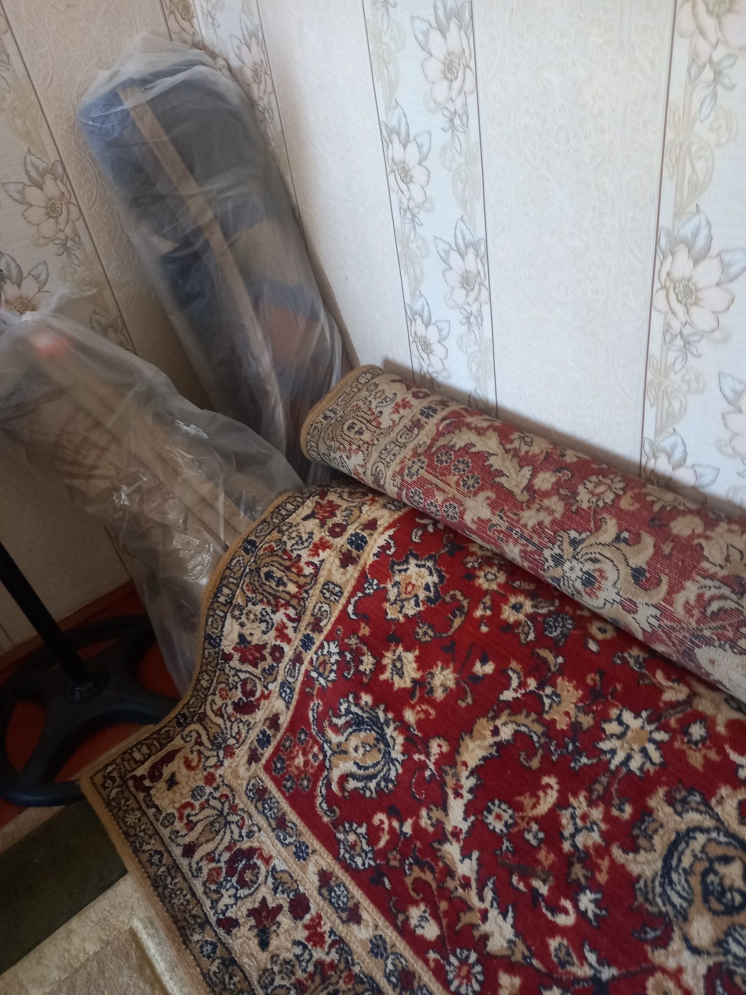 Продаю коверы шерстяные,разные размера.,