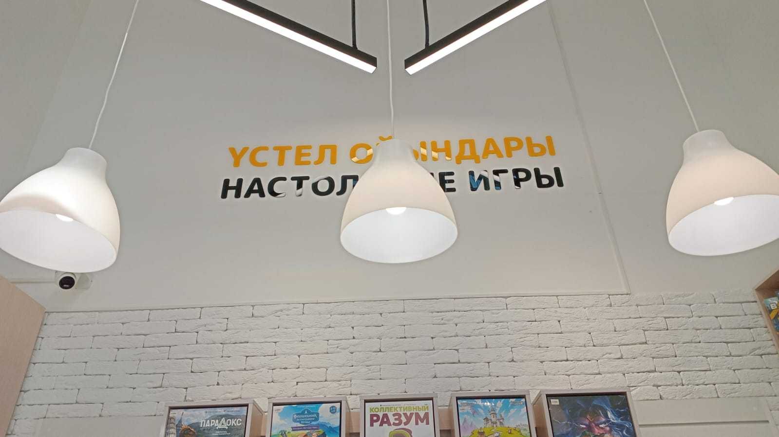 Открытая витрина(стеллаж),угловой стеллаж,стулья,лапы