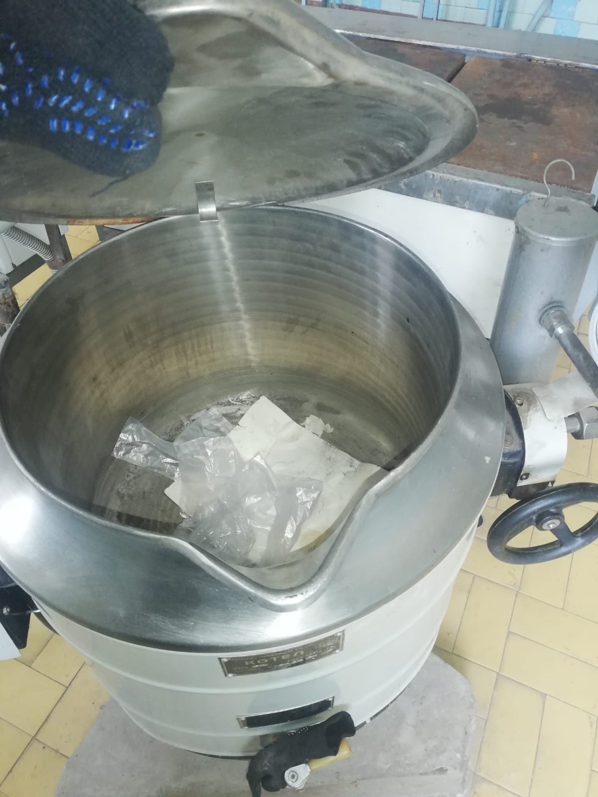 Продам инвентарь для столовой и кухни бу