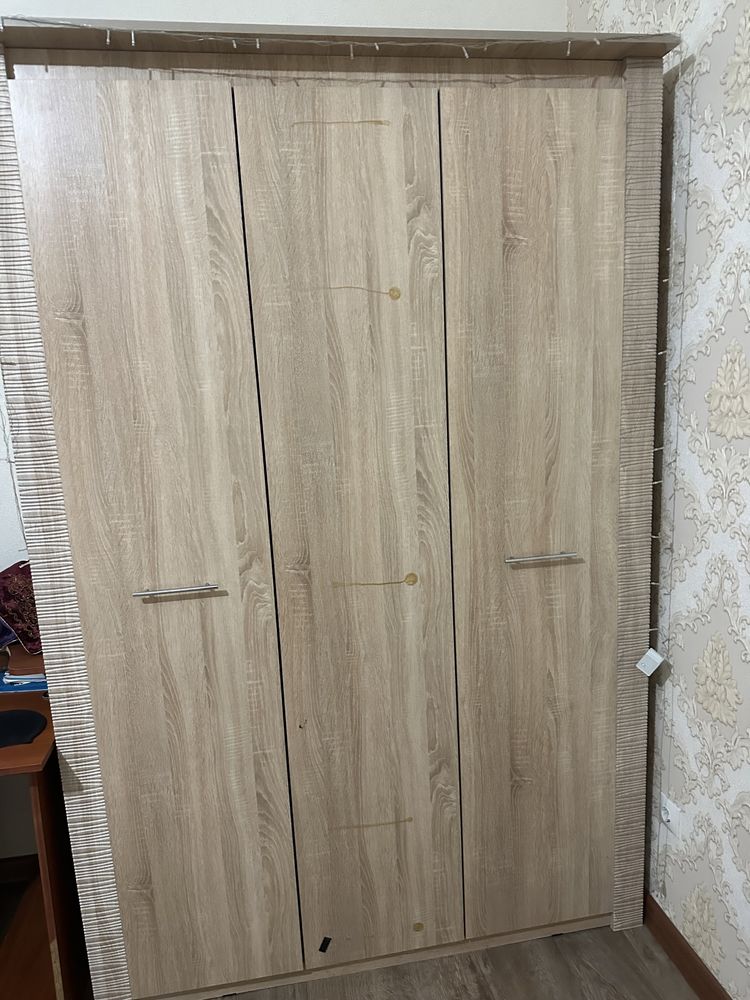 Продам шкаф,кровать и рабочий стол