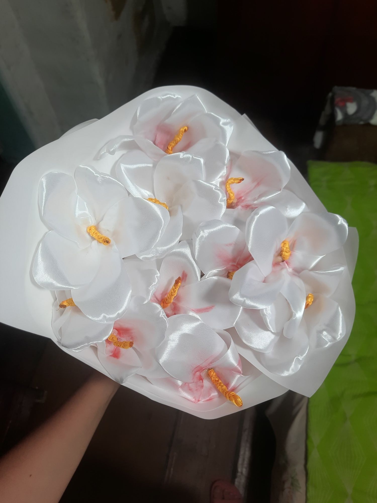 Продам букет цветов из атласных лент.