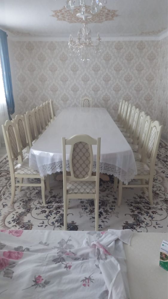 Гостиный стол и стулья