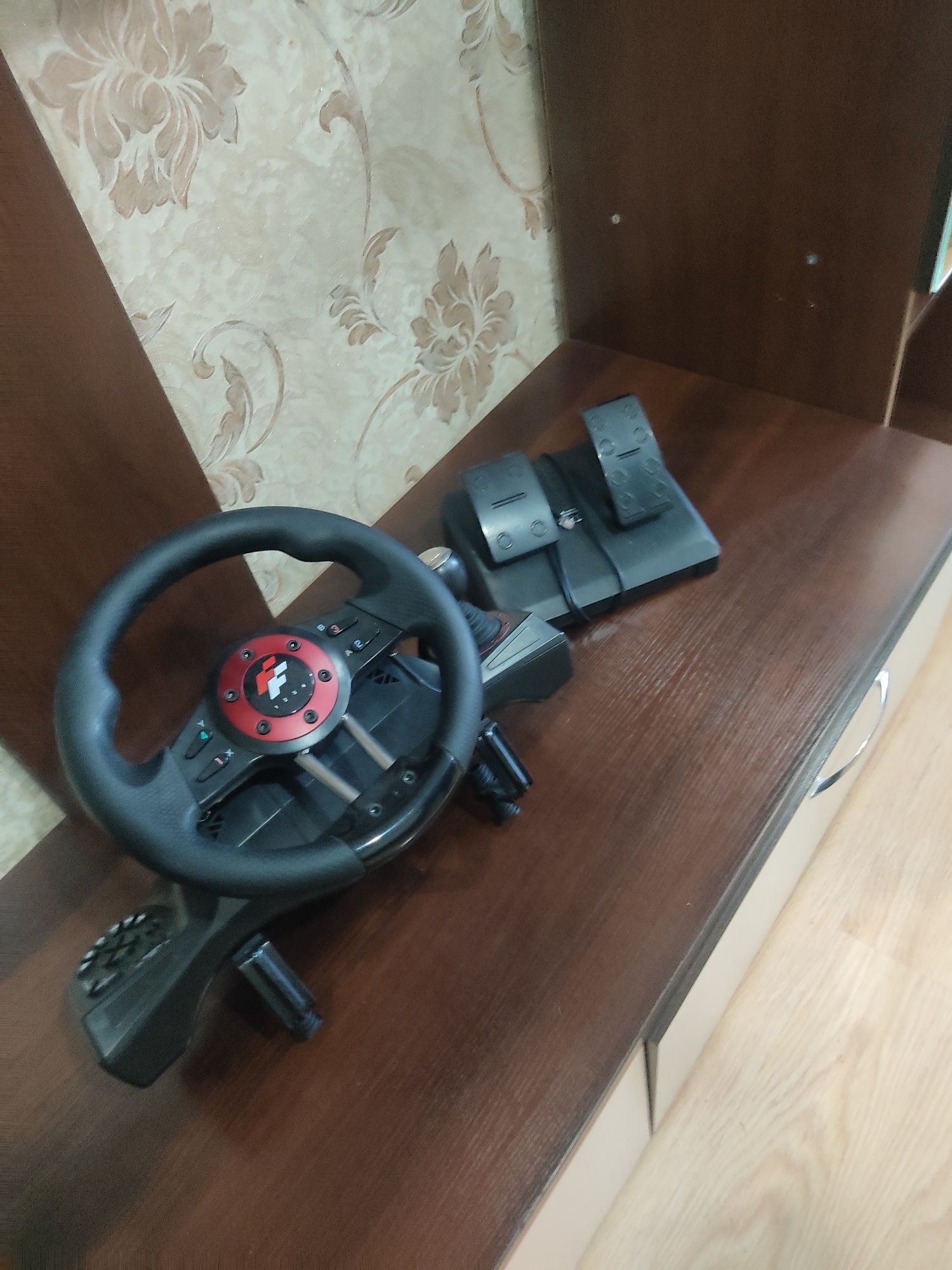 Игровой руль и педали