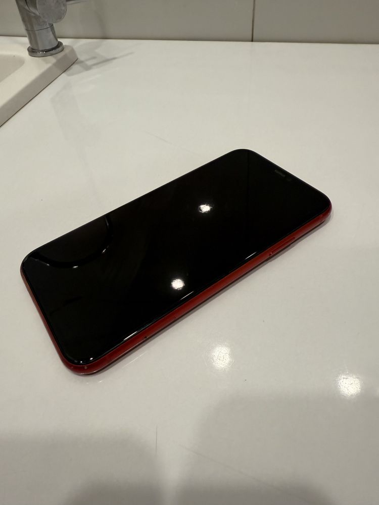 iPhone 11 RED, 64 ГБ - в хорошем состоянии!