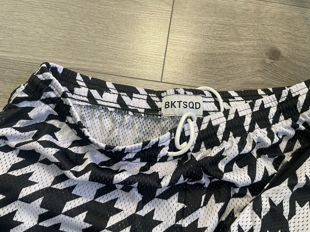 bucket squad mesh shorts (M)
