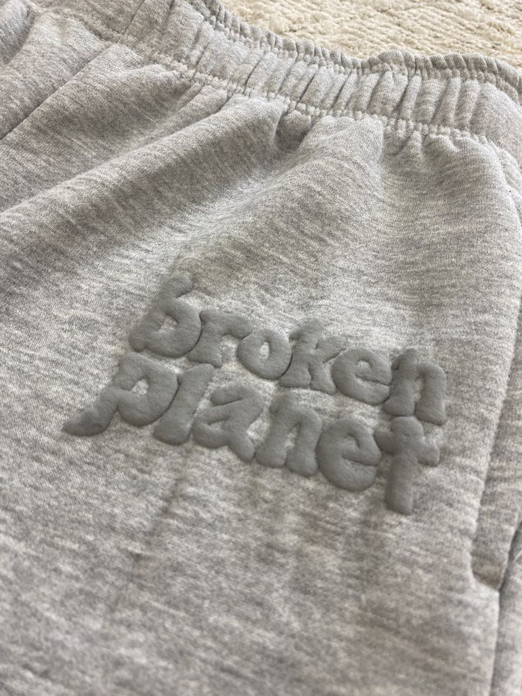 продам серые шорты от бренда broken planet uk