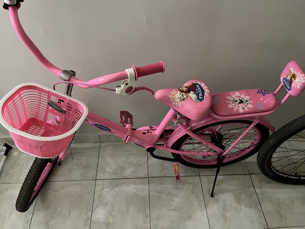 Продам два велосипеда, розовая почти новая для  8-9 лет а красная 4лет