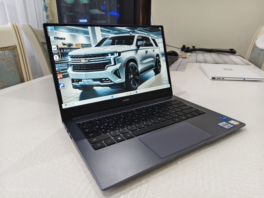 Huawei mate book 14 core i5 8 GB Ram 512 SSD