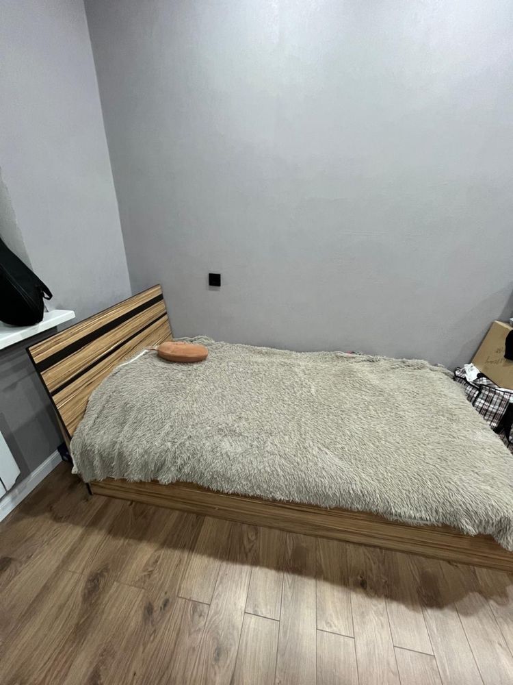 продается кровать и комод с зеркалом