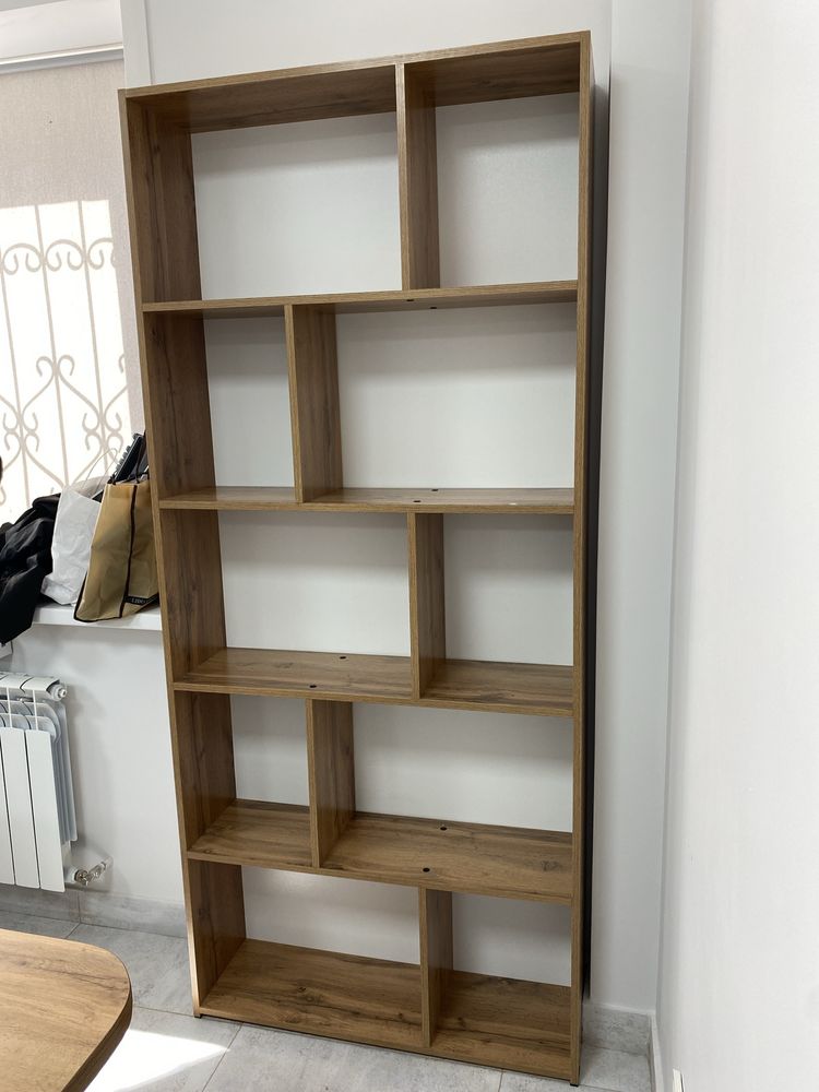 Стулья и книжная полка