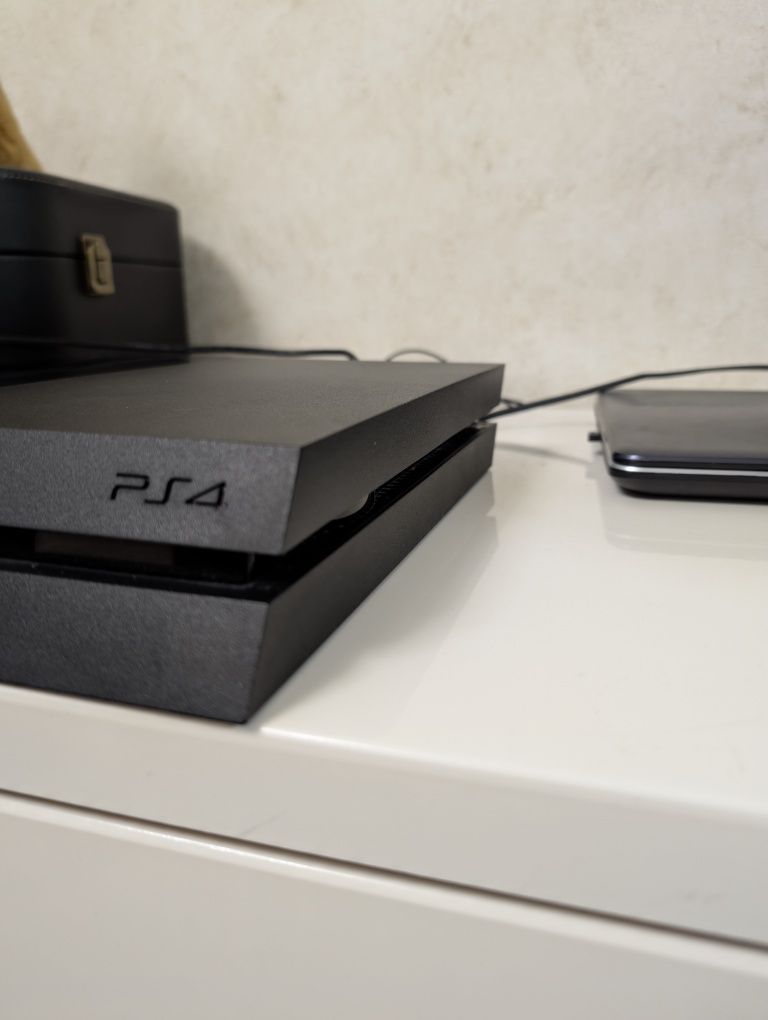 Продам приставку Sony Playstation 4