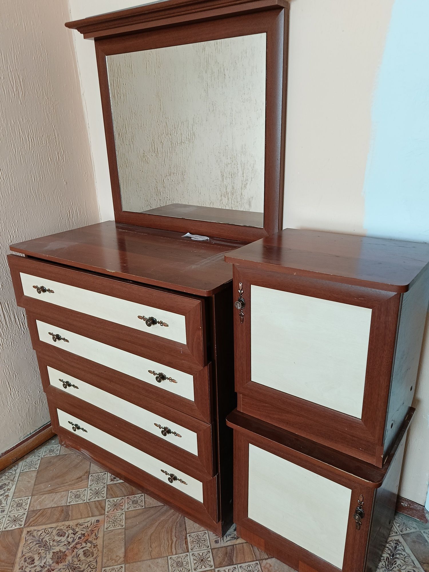 Продам срочно камот и две тумбочку