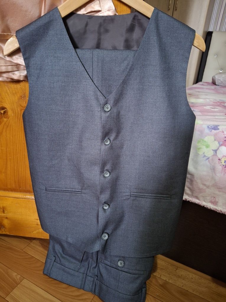 Продам школьный костюм на мальчика р.44,46,48