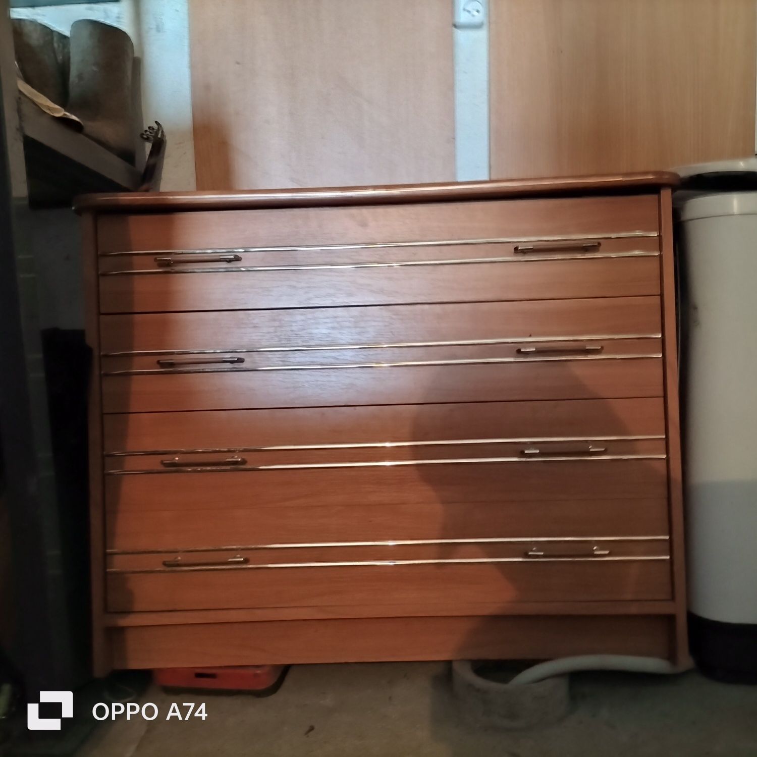 Продам кровать с матрасом две тумбочки и комод