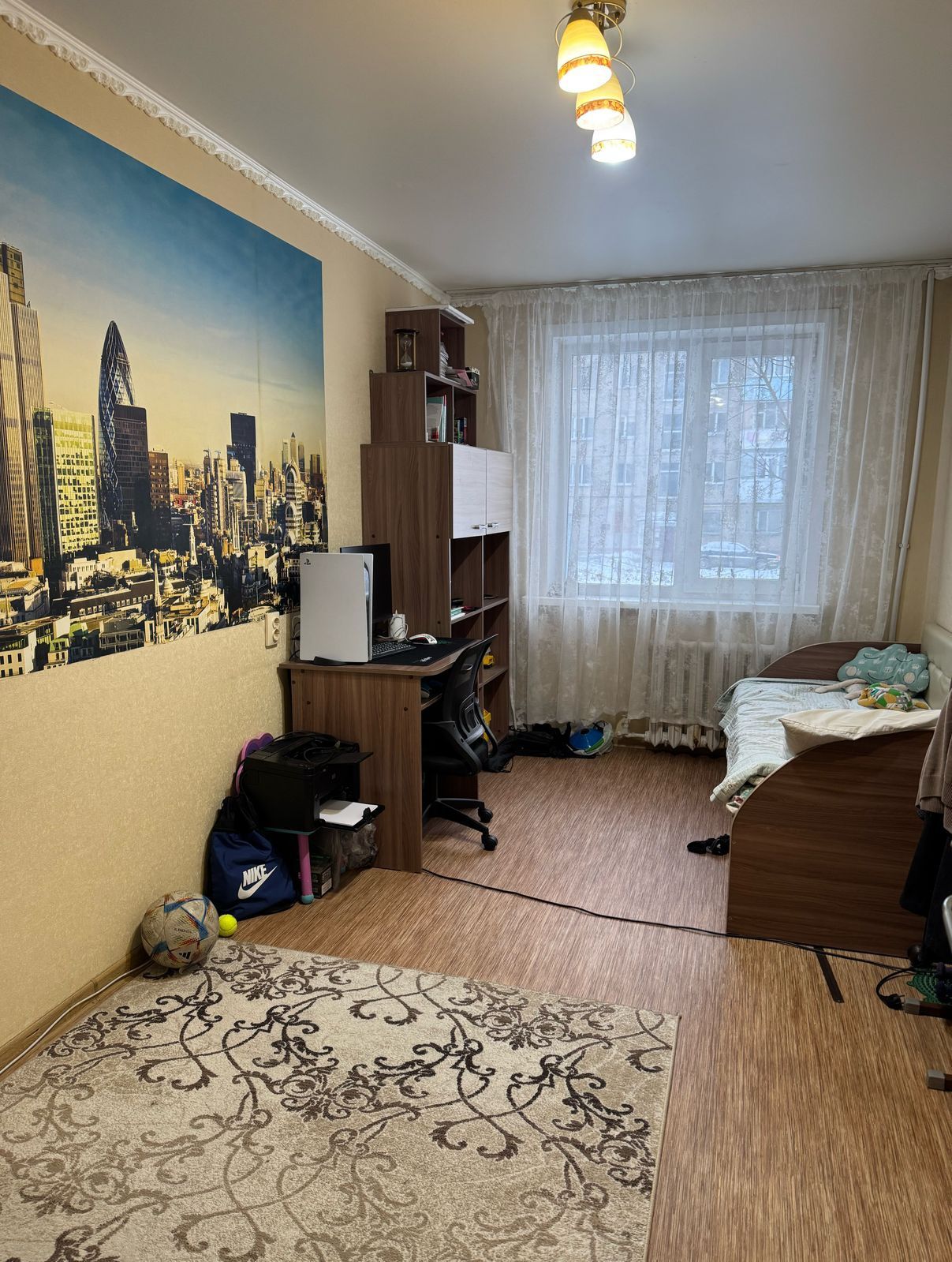 Продам 3- комн квартиру с ремонтом район скгу