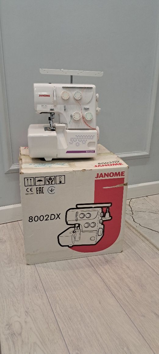 Оверлок бытовой Janome 8002DX
